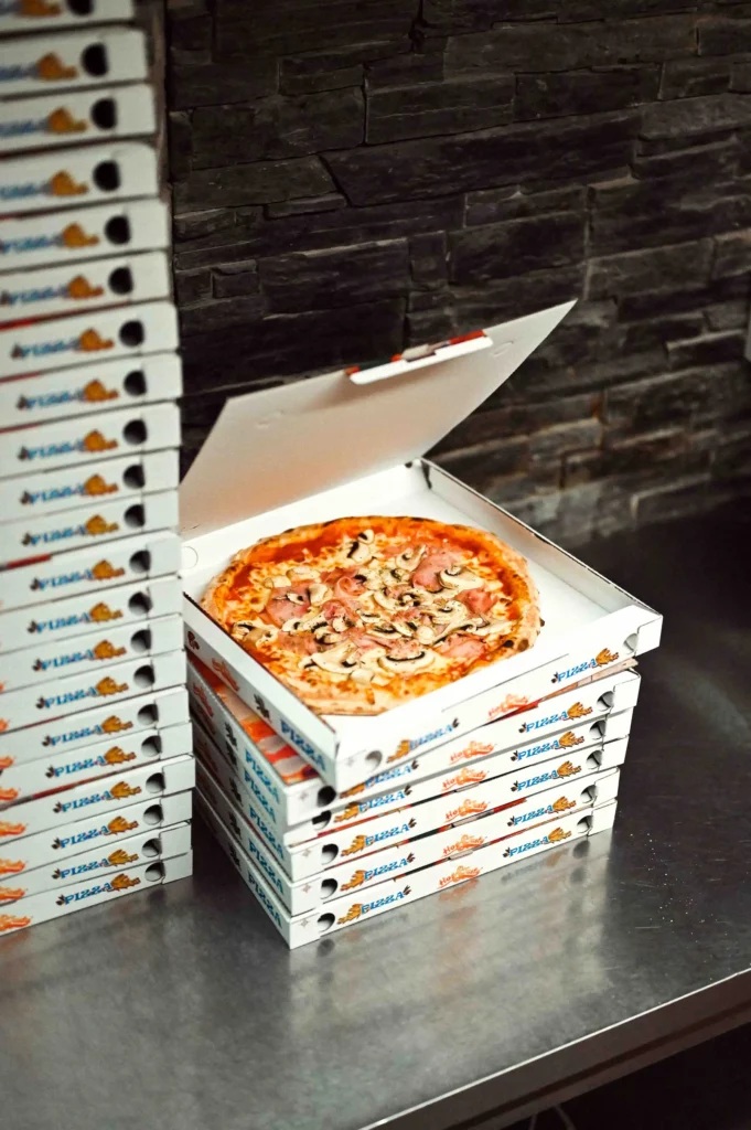 Des boites de pizzas entassées dans la pizzeria Acquarossa