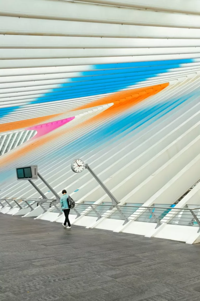 Ombres des arches et lumière jaune à la gare de Liège-Guillemins
