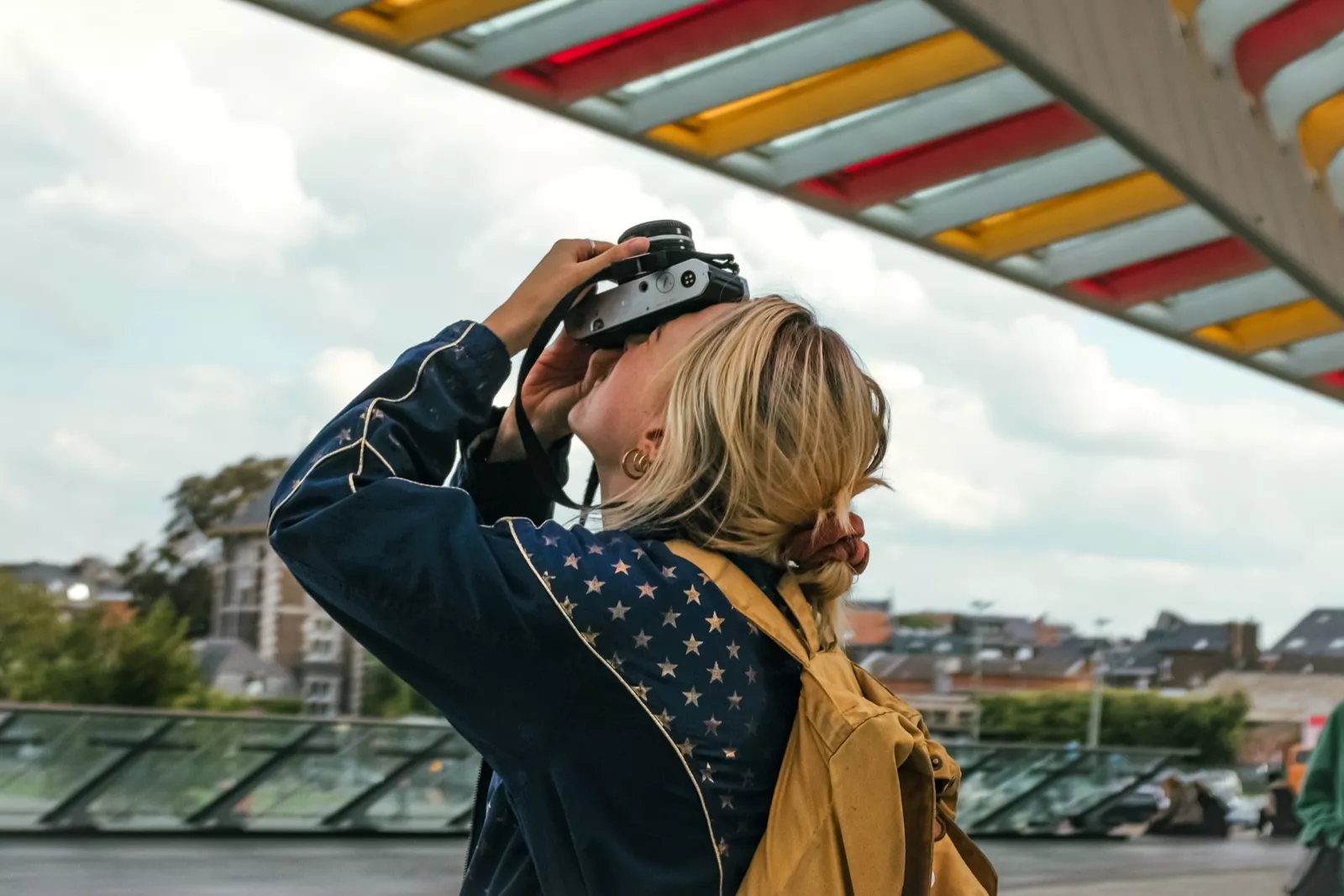 Une fille prend en photo l'oeuvre de Daniel Buren aux guillemins à Liège