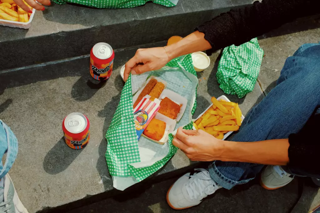 Frites et canettes de Paola Cola sur les pavés