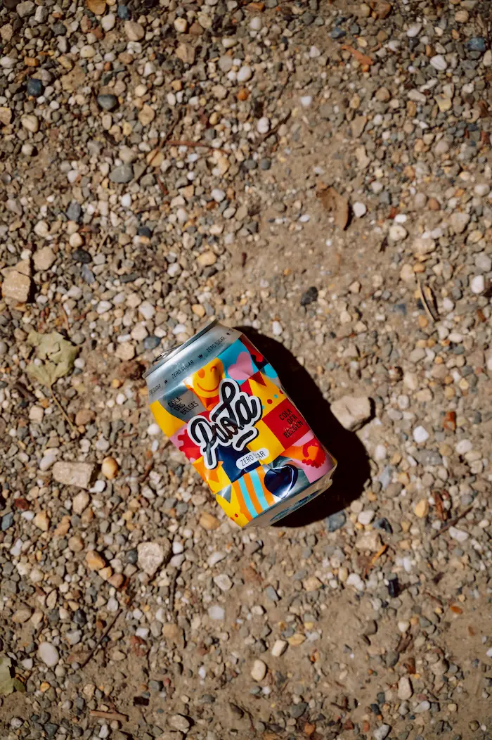 Canette de Paola Cola sur le gravier