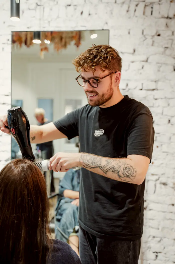 Coiffeur au brushing à l’Atelier Victoria