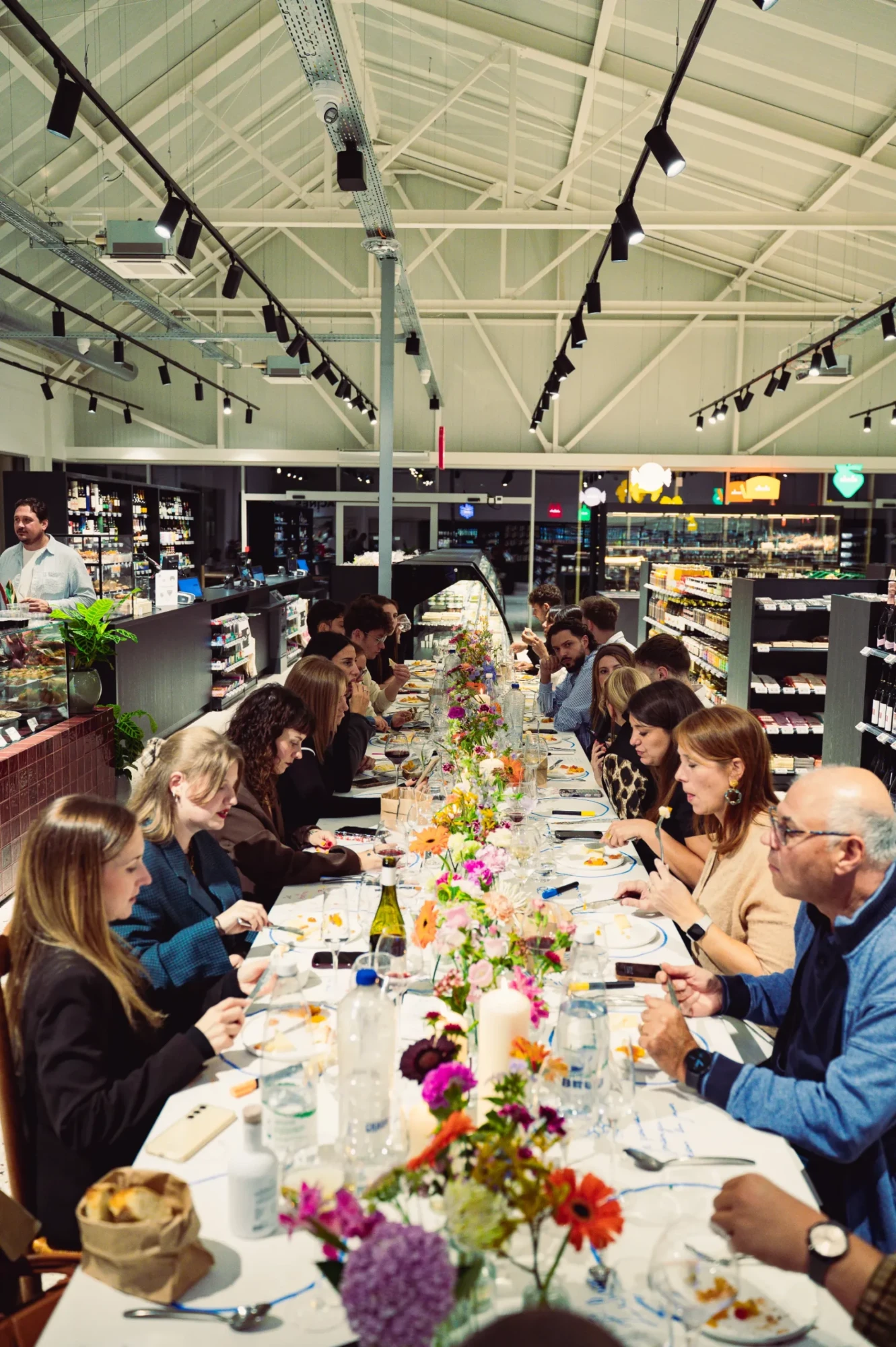 La grande tablée du dîner « Entre deux rayons » au milieu des rayons de l’Épicerie Uhoda
