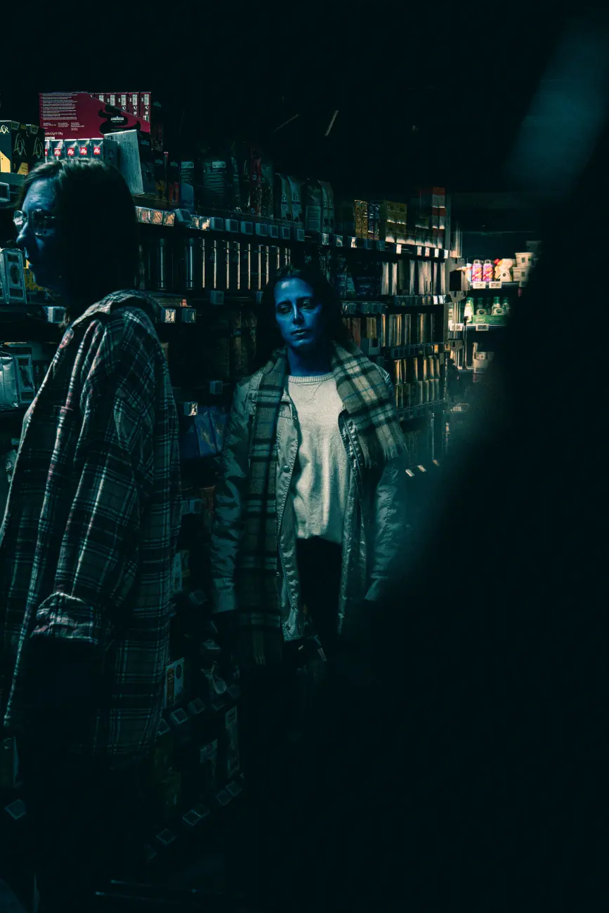 Zombies bleus dans un rayon de supermarché