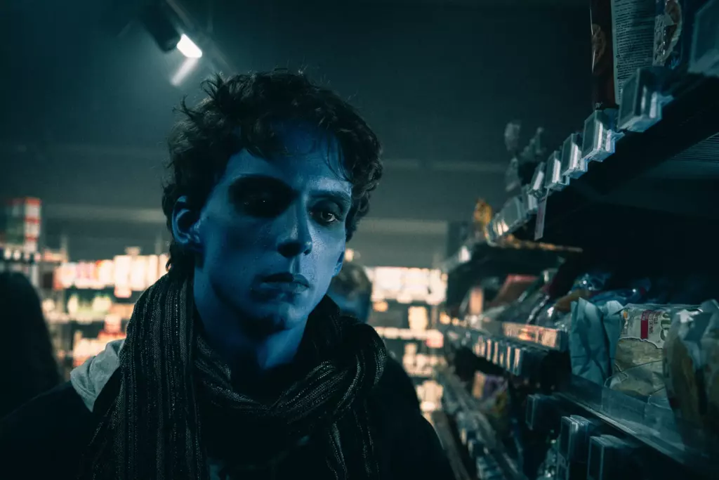 Zombie au visage bleu dans un supermarché
