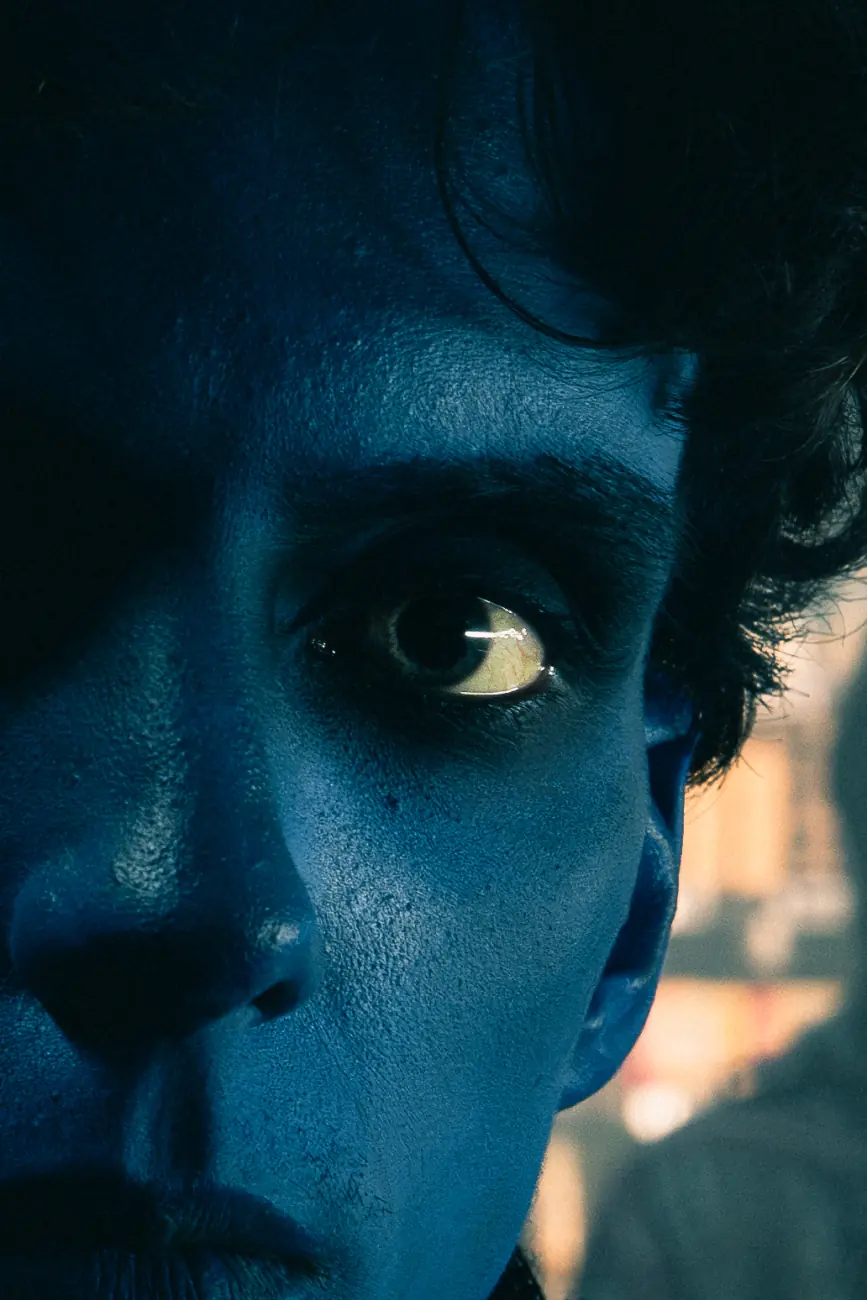 Gros plan sur le visage bleu d’un zombie