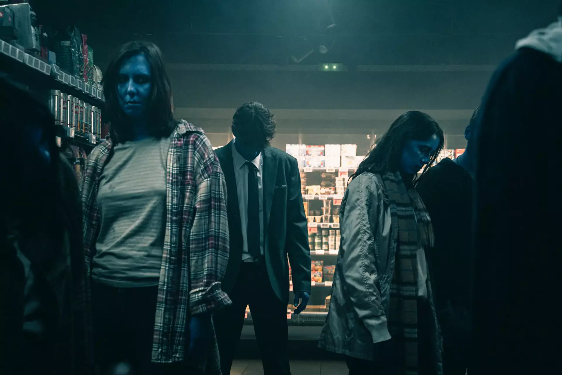 Groupe de zombies au milieu d’un supermarché