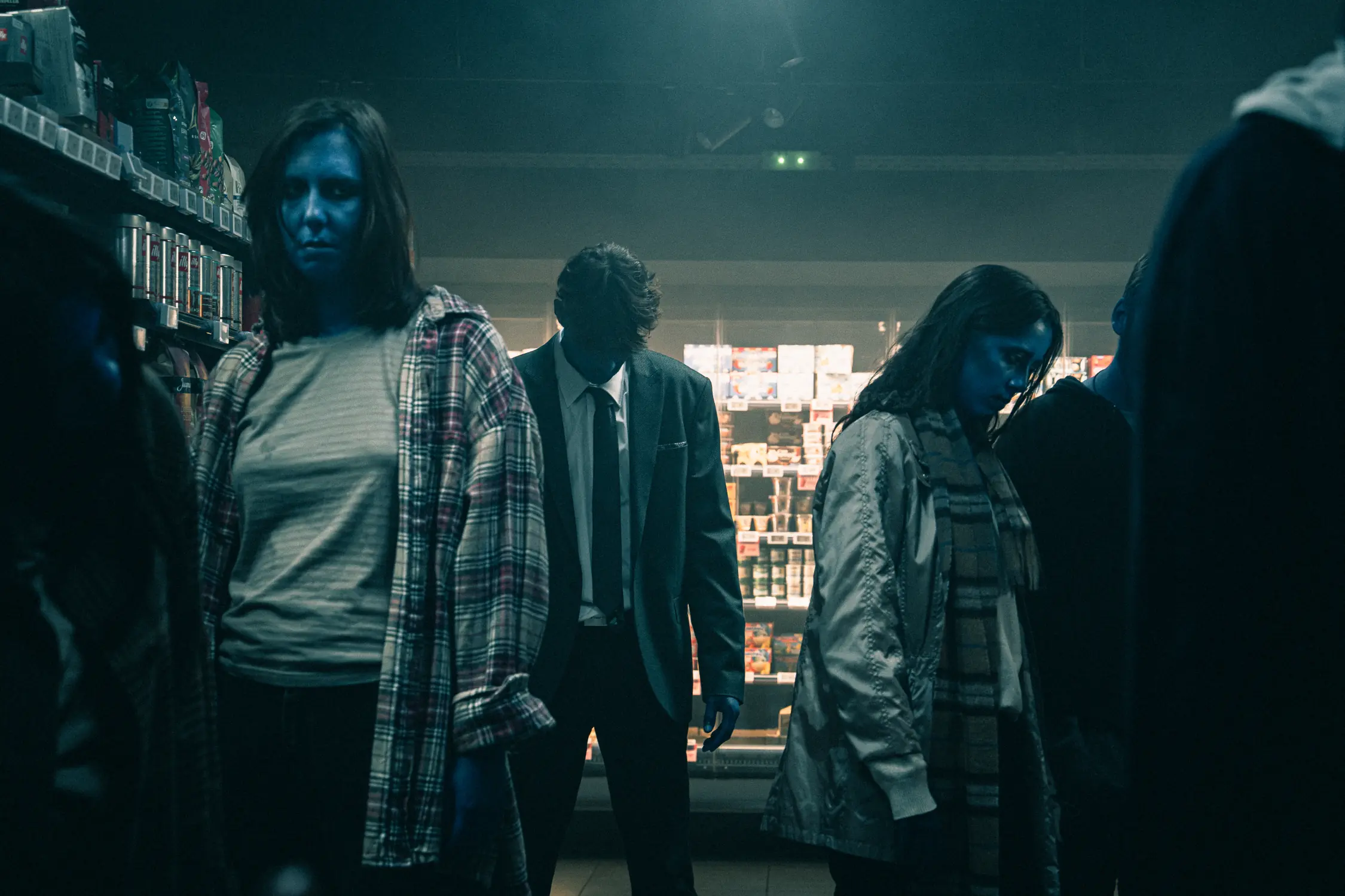 Groupe de zombies au milieu d’un supermarché