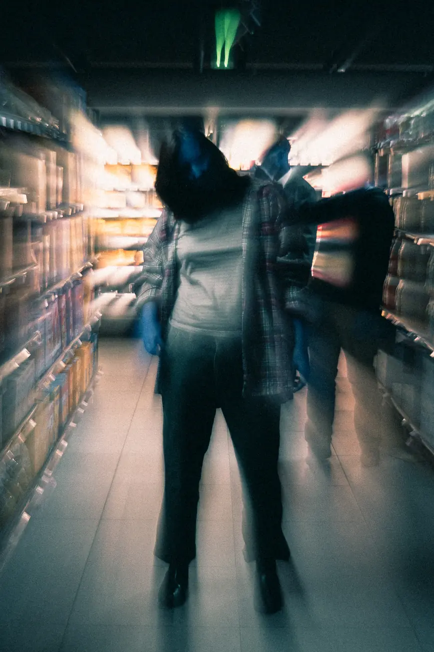 Zombie qui surgit dans une allée de supermarché