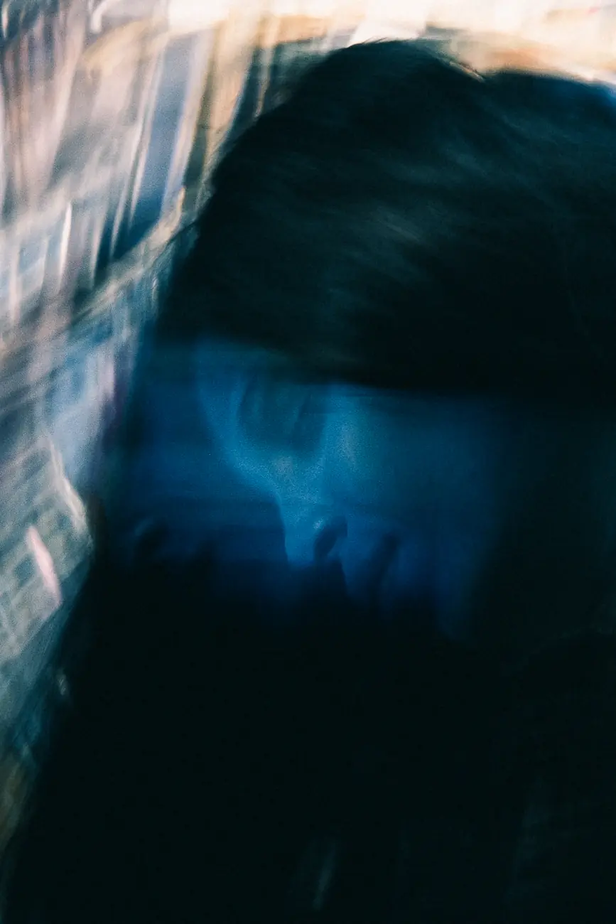 Visage bleu flou en mouvement