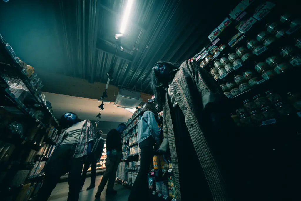 Zombies dans l’allée d’un supermarché vus en contre-plongée