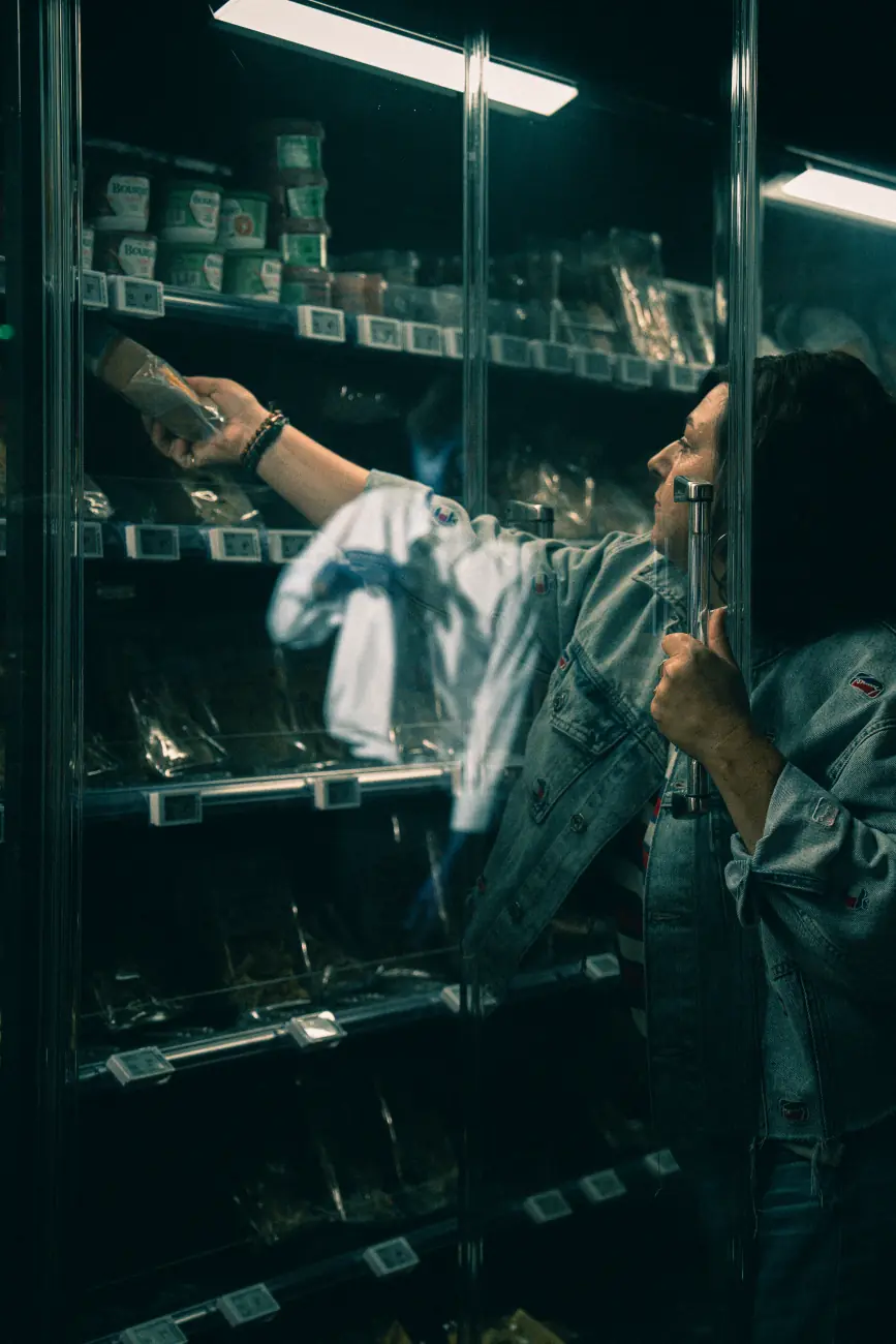 Zombie dans le reflet de la porte du frigo