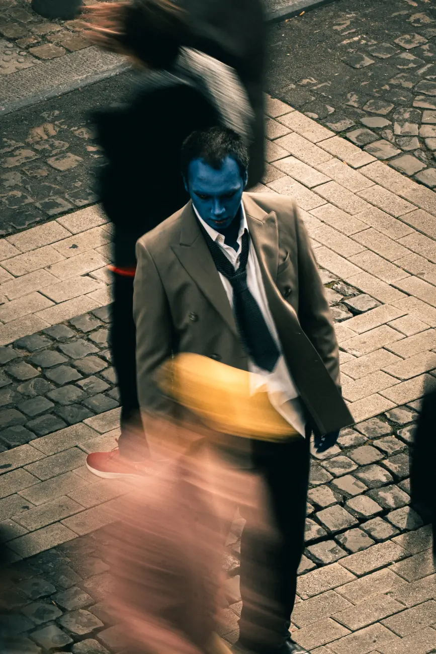 Zombie immobile au milieu des passants