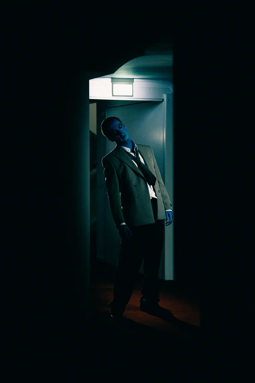 Zombie dans l’encadrement d’une porte