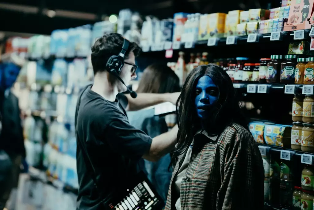 Le réalisateur dirige une comédienne zombie dans le supermarché