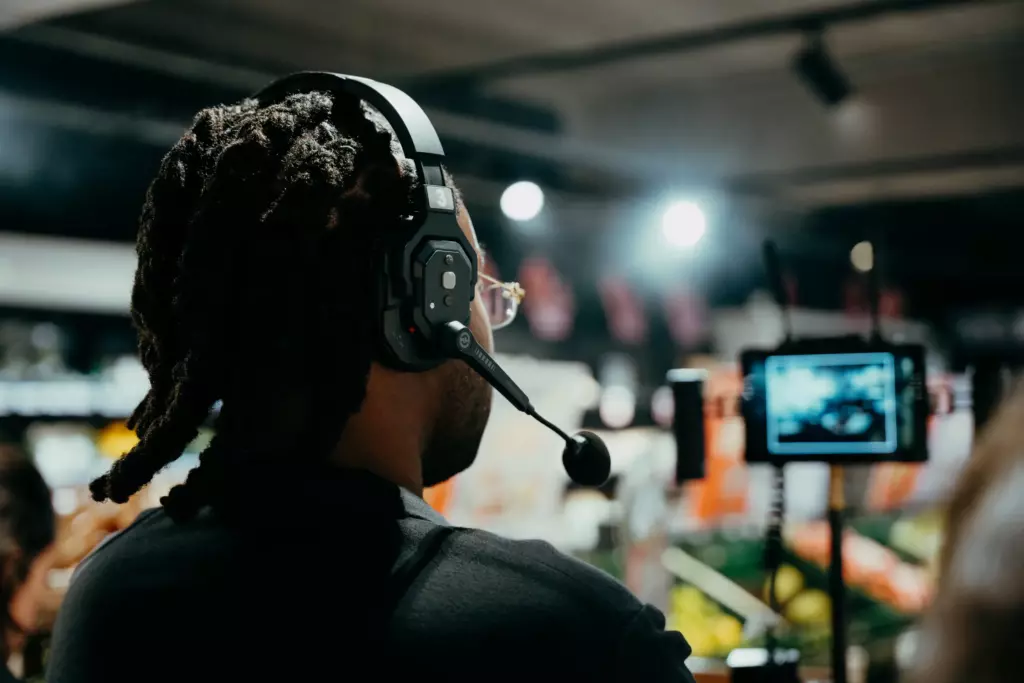 Membre de l’équipe au casque devant un moniteur