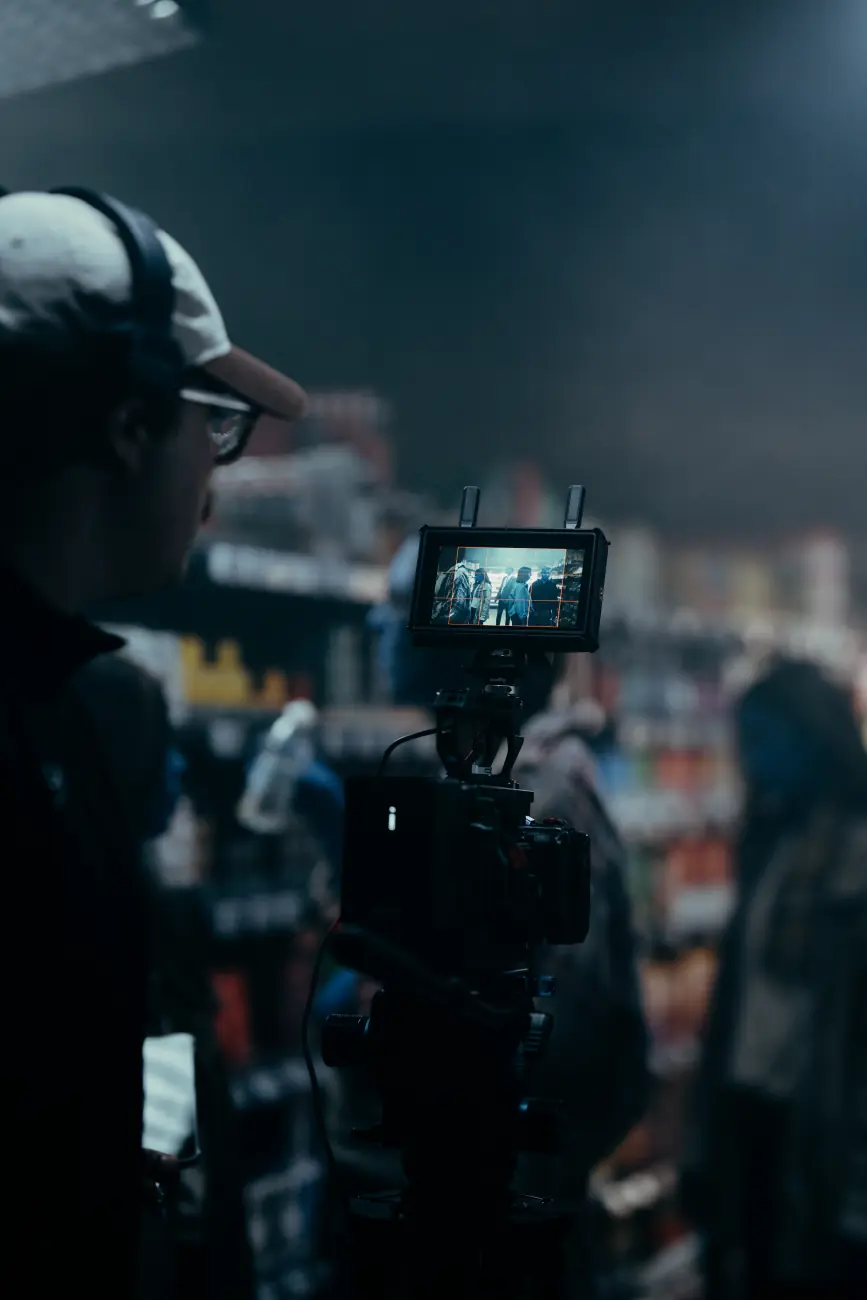 Caméraman en plein tournage dans le supermarché